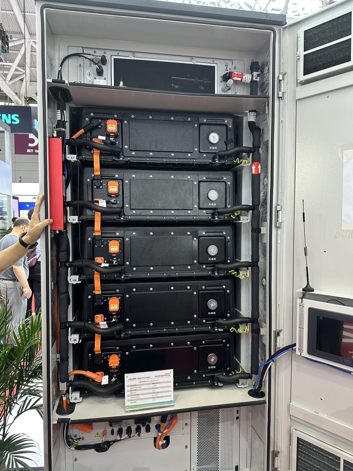 Battery cell sorting and welding equipment